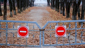 Der Wächter hält ein Stopp-Schild.